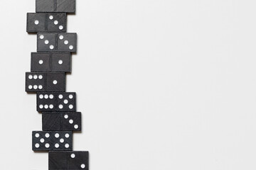 Tessere nere del domino su superficie bianca