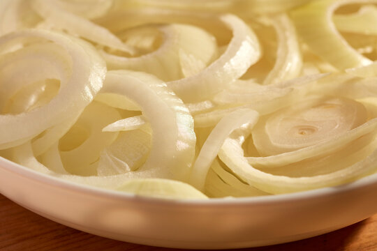 A bowl of sliced raw onion