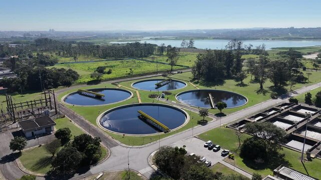 Decantadores circulares no processo industrial de saneamento vistos de cima, com estruturas sim&eacute;tricas em opera&ccedil;&atilde;o