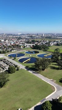 Vis&atilde;o a&eacute;rea vertical dos decantadores no processo industrial de saneamento, com destaque para o lodo ativado e tanques circulares de purifica&ccedil;&atilde;o