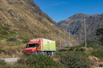 Camiones de transporte pesado recorriendo la carretera de Lima a Canta en los andes peruanos en un...
