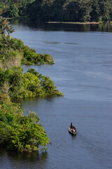 Vista de un bote con personas de espaldas no identificables navegando por la rivera del rio Nanay,...