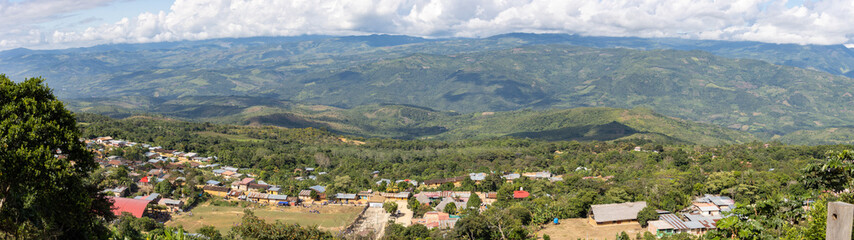 Naklejka premium vista panorámica desde el Mirador del pueblo de Lamas, San Martin, en la amazonia peruana, Tarapoto Perú.