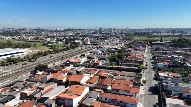 Drone registra bairro residencial em Suzano com casas organizadas, ruas arborizadas e &aacute;reas urbanas mistas, revelando o crescimento e urbaniza&ccedil;&atilde;o da cidade do Alto Tiet&ecirc;