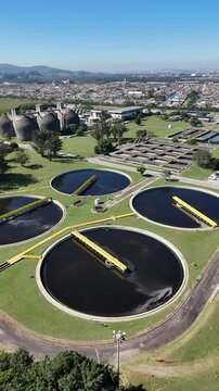 Esta&ccedil;&atilde;o de tratamento com decantadores e sistema de lodo ativado em opera&ccedil;&atilde;o, captada por drone em imagem a&eacute;rea detalhada