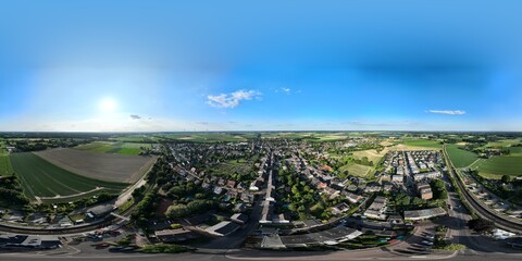 360-Grad-Kugelpanorama-Luftbild von Aldekerk bei Kerken mit Bahnhof. Sommerabendstimmung mit warmem...