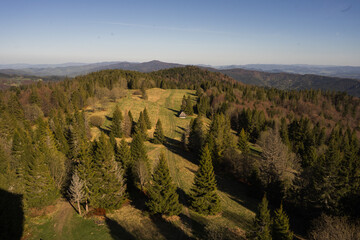 Wieża widokowa i okolice w Lubaniu. Okolice jeziora Czorstyńskiego niedaleko Tatr. Polska 2025. © Roman Trojanowski