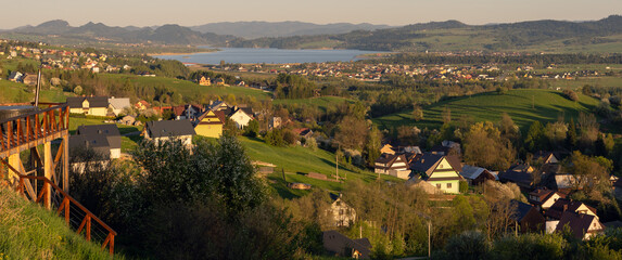 Obraz premium Wieża widokowa i okolice w Lubaniu. Okolice jeziora Czorstyńskiego niedaleko Tatr. Polska 2025.