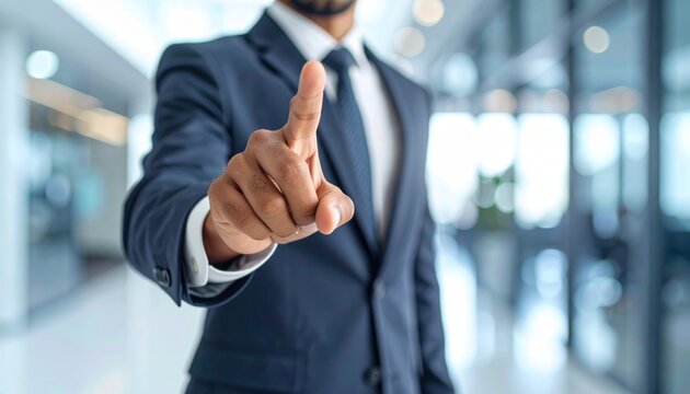 Persona profesional se&ntilde;alando directamente hacia el espectador, transmitiendo determinaci&oacute;n, enfoque claro y liderazgo proactivo orientado a objetivos estrat&eacute;gicos dentro de entornos empresariales des