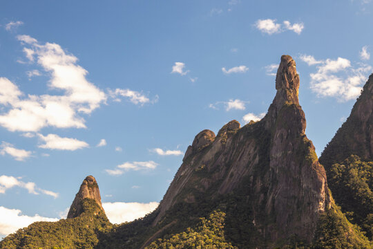 Localizado entre os munic&iacute;pios de Guapimirim e Teres&oacute;polis, no Rio de Janeiro, est&aacute; o famoso Dedo de Deus. Esse pico not&aacute;vel do Parque Nacional da Serra dos &Oacute;rg&atilde;os atinge 1.692 metros de altura.