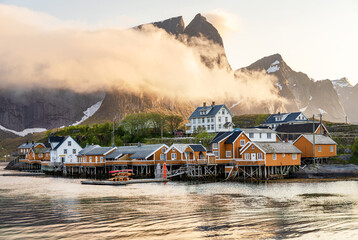 Fischerdorf Sakrisøy iin den Wolken, Lofoten