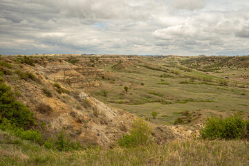 Naklejka premium Scenic highway through Theodore Roosevelt National Park