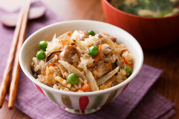 【鶏五目炊き込みご飯】鶏肉・椎茸・牛蒡・人参・油揚げ・蒟蒻・グリーンピースをだし汁で炊き込んだご飯。懐かしさを感じる優しい味わいがうれしい一品です。