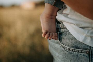 Le petit pied d'un nouveau-né bébé dans la nature