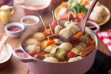 【洋風おでん】きゃべつロール・かぶ・トマト・じゃが芋・ウィンナーを和風だしでコトコト煮込む洋風おでん。