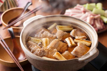 【豚バラ肉のねぎま鍋】葱鮪鍋（ねぎま）のマグロを豚バラ肉にアレンジ。肉の脂がたっぷり溶けこんだ熱々の出汁が嬉しい鍋料理。