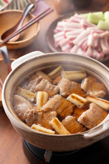 【豚バラ肉のねぎま鍋】葱鮪鍋（ねぎま）のマグロを豚バラ肉にアレンジ。肉の脂がたっぷり溶けこんだ熱々の出汁が嬉しい鍋料理。