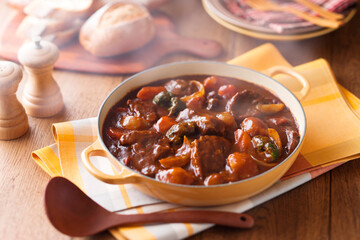 【ビーフシチュー】ごろごろ大きな牛すね肉をコトコト煮込んだビーフシチュー。