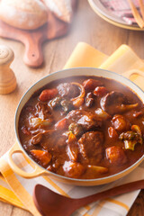 【ビーフシチュー】ごろごろ大きな牛すね肉をコトコト煮込んだビーフシチュー。