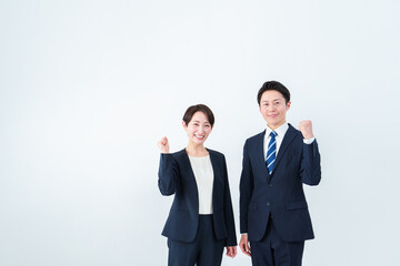 ガッツポーズをするビジネスパーソン
