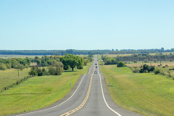 Ruta con algunos autos a lo lejos
