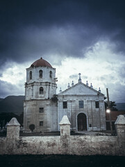 alte spanische Kirche auf den Philippinen Oslob bewoelkt duestere stimmung