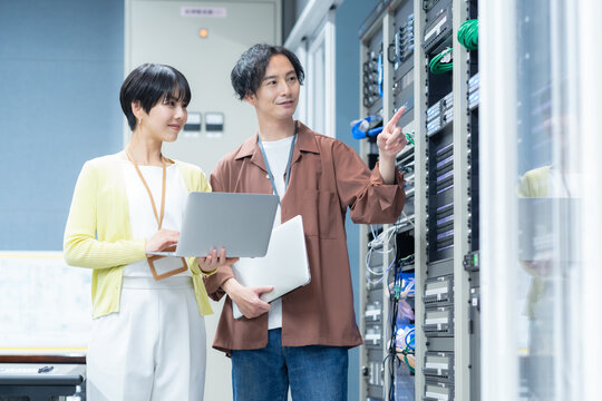 サーバをメンテナンスをするエンジニア　撮影協力：スカパー東京メディアセンター