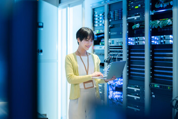 サーバをメンテナンスをするエンジニア　撮影協力：スカパー東京メディアセンター