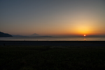 焼津・石津浜の朝日と静かな海 ：
Sunrise over the Tranquil Sea at Ishizuhama Beach, Yaizu