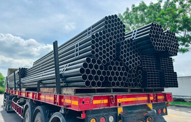 Square steel tubes aligned in a bundle, ready for use in building structures and industrial frameworks. Ideal for modern architecture and steel fabrication projects.