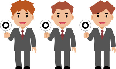 正解の札を上げるグレースーツの若い男性