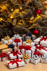 クリスマスツリーの前に並ぶプレゼントの箱