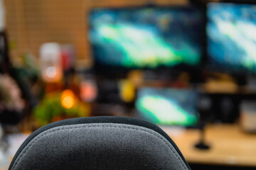 Modern desk setup with dual monitors, microphone, DAC AMP, keyboard, mouse, and white speakers on a light wooden table. Warm lighting and wooden blinds create a cozy workspace.