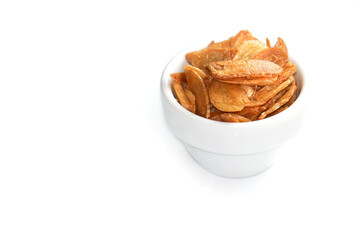 fried red onions, Crispy fried onions in a white bowl are fried to a golden brown color. Benefits of Shallots prevent heart disease Help reduce fat in blood vessels.