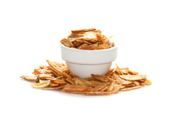 fried red onions, Crispy fried onions in a white bowl are fried to a golden brown color. Benefits of Shallots prevent heart disease Help reduce fat in blood vessels.