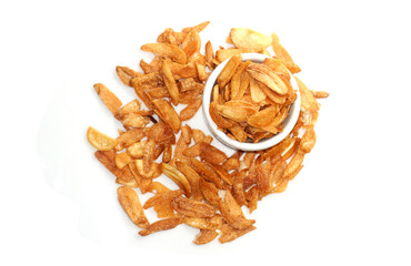 fried red onions, Crispy fried onions in a white bowl are fried to a golden brown color. Benefits of Shallots prevent heart disease Help reduce fat in blood vessels.