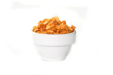 fried red onions, Crispy fried onions in a white bowl are fried to a golden brown color. Benefits of Shallots prevent heart disease Help reduce fat in blood vessels.