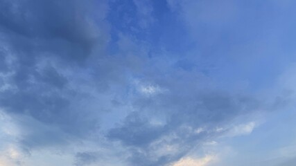 Fototapeta premium Dramatic Cloudy Sky with Shifting Blue Hues and Atmospheric Cloud Formations at Dusk
