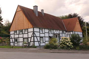 Hixtorisches Fachwerkhaus im Zentrum von Echthausen, einemOrtsteil der Gemeinde Wickede an der Ruhr im Sauerland