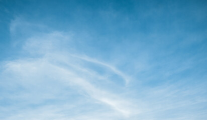 e sky is bright, tthhe fluffy white clouds are quiet.