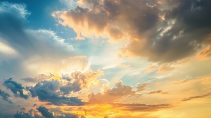 Obraz premium Breathtaking Evening Sky with Colorful Clouds and Sunlight Display