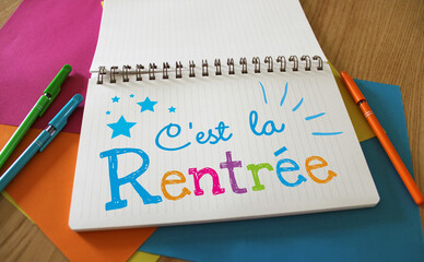 Rentrée scolaire, c'est la rentrée ! message sur papier coloré