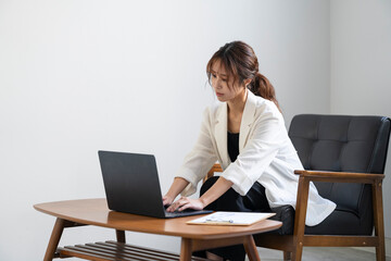 仕事をする女性