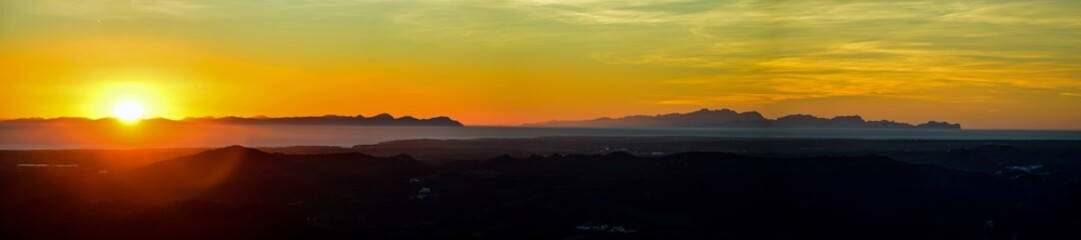 Foto tomada desde Monte Toro un atardecer espectáculos con vistas panorámicas hacia Mallorca