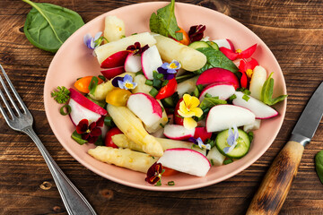 A salad of white asparagus.