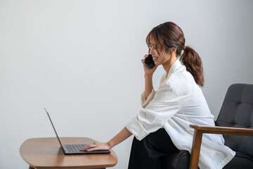 仕事をする女性