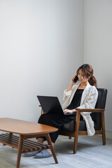 仕事をする女性