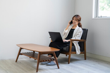 仕事をする女性