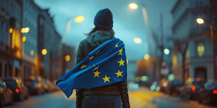Frau mit europ&auml;ischer Flagge auf dem R&uuml;cken