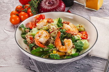 Salad with prawn and quinoa